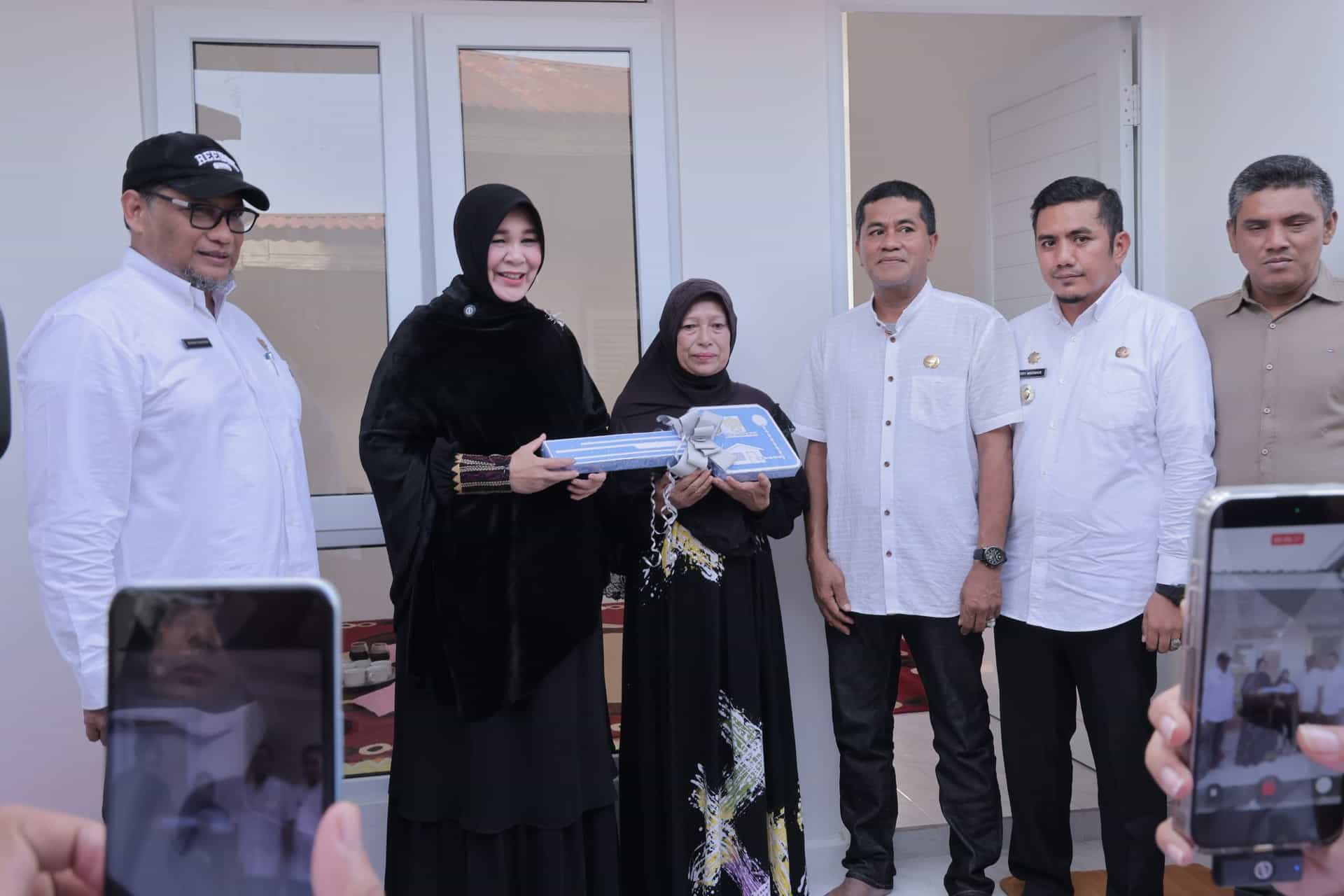 Wujudkan Hunian Bermartabat bagi MBR, Wali Kota Illiza Serahkan Kunci Rumah Layak Huni