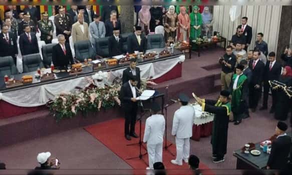 Mualem Lantik Bupati dan Wakil Bupati Aceh Singkil 2025-2030