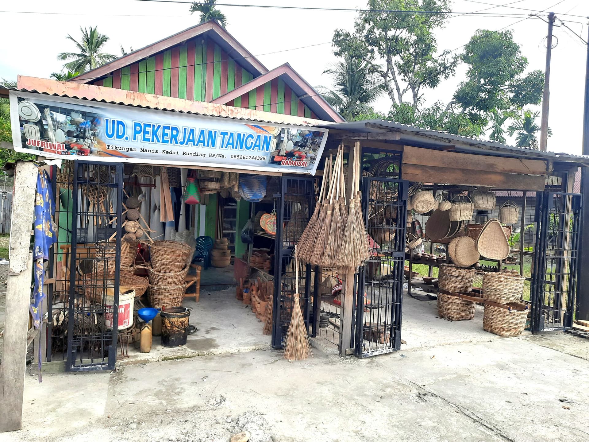 Menjaga Nafas Kerajinan Tradisional di Kedai Runding: Produk Anyaman Lokal Lawan Arus Pabrikan