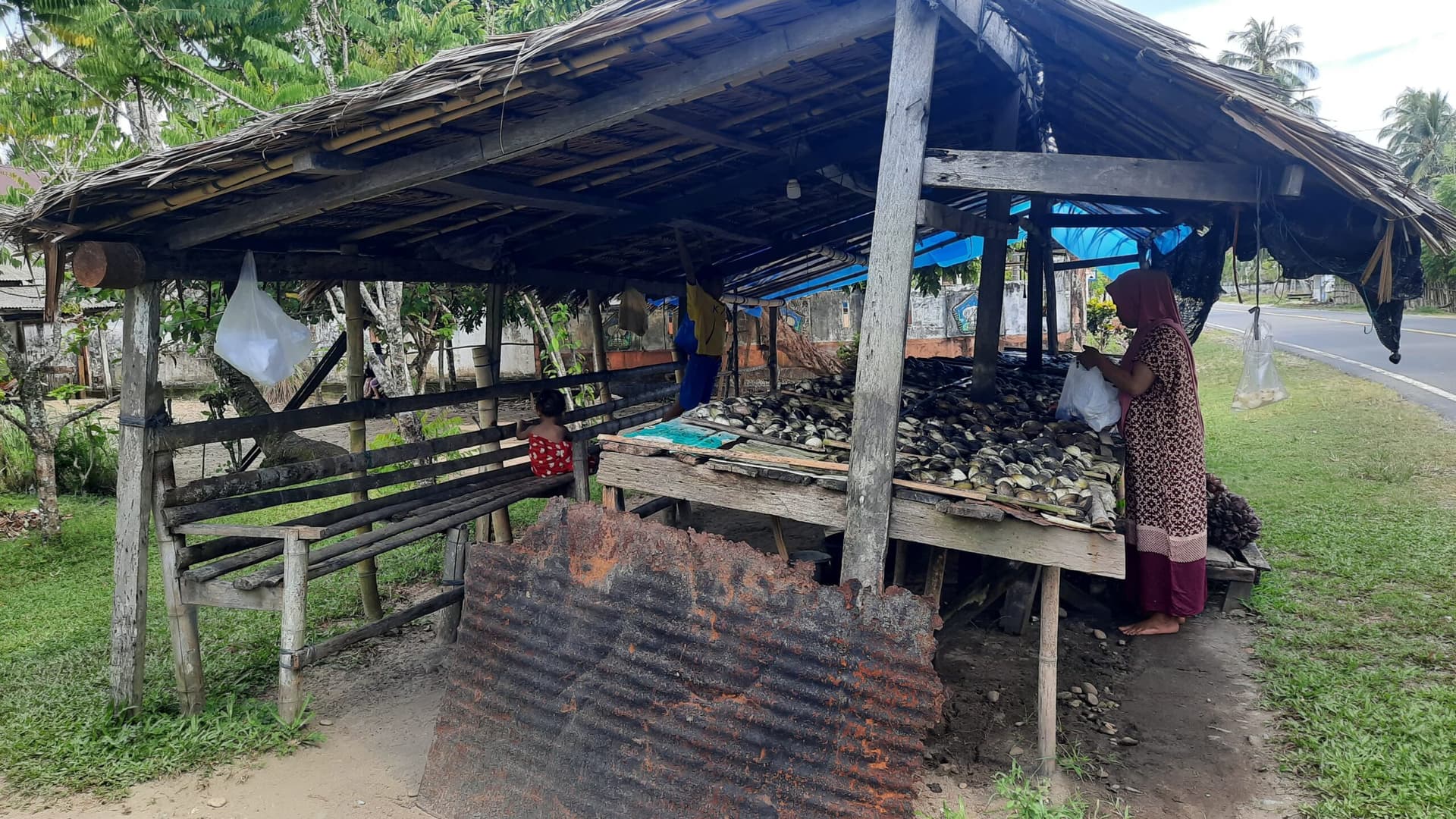 Setia di Pinggir Jalan, Ibu Zurida Rawat Harapan Lewat Kerang Kuala Segar di Ujung Padang