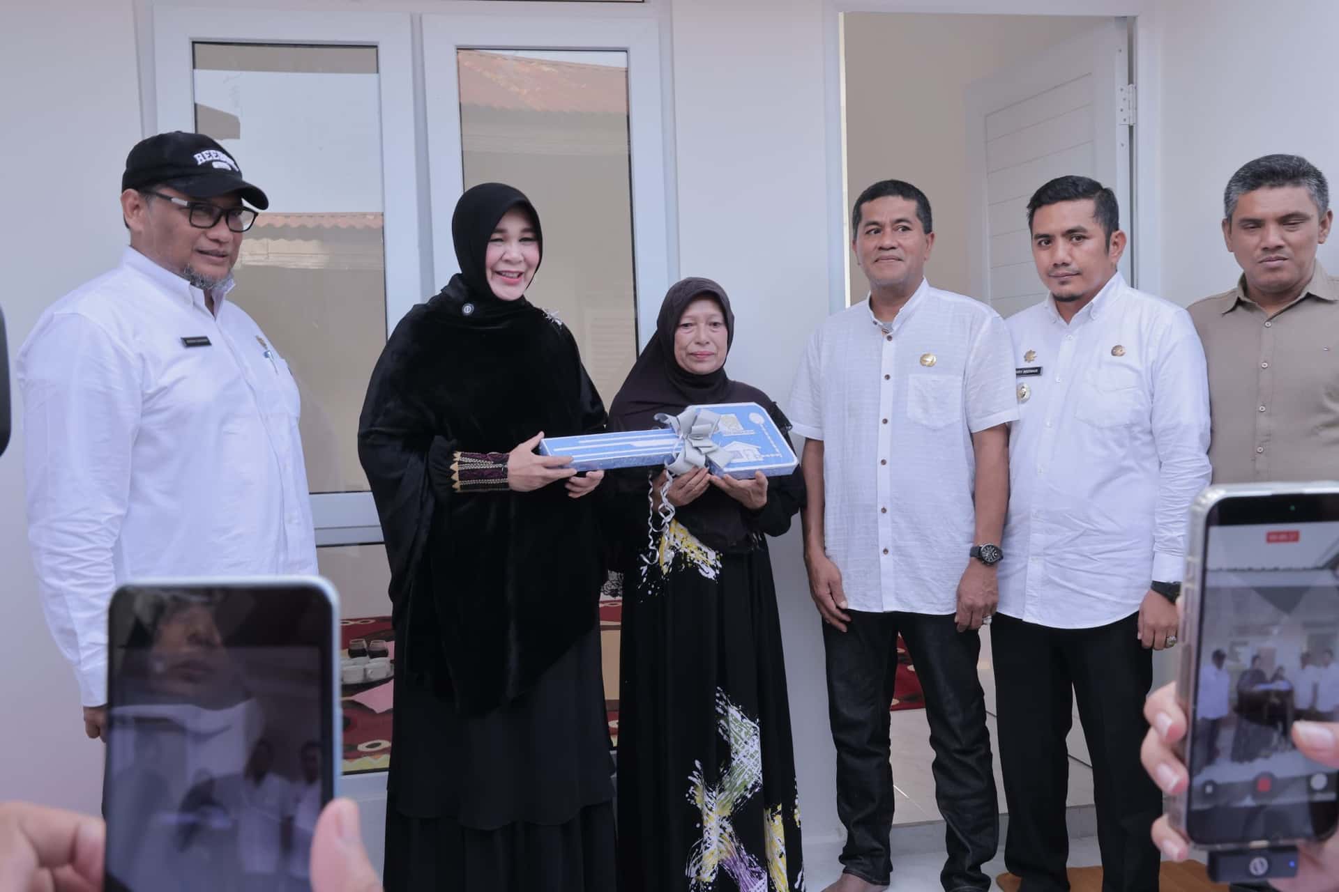 Wujudkan Hunian Bermartabat bagi MBR, Wali Kota Illiza Serahkan Kunci Rumah Layak Huni